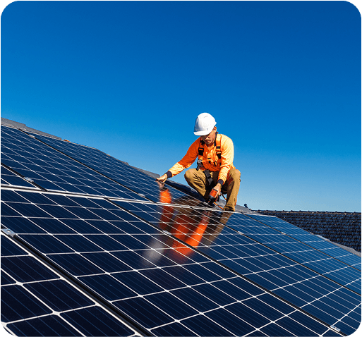 Técnico instalando painéis solares