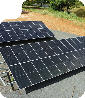 Telhado de cerâmica com painéis solares instalados