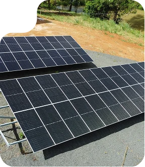 Telhado de cerâmica com painéis solares instalados