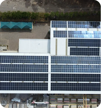 Posto de gasolina da Shell com teto coberto por painéis solares