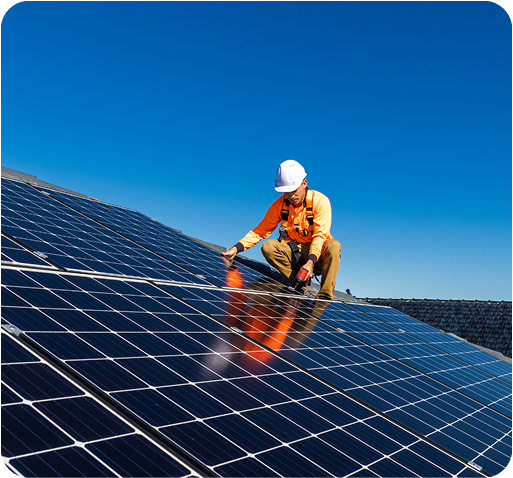 Técnico instalando painéis solares